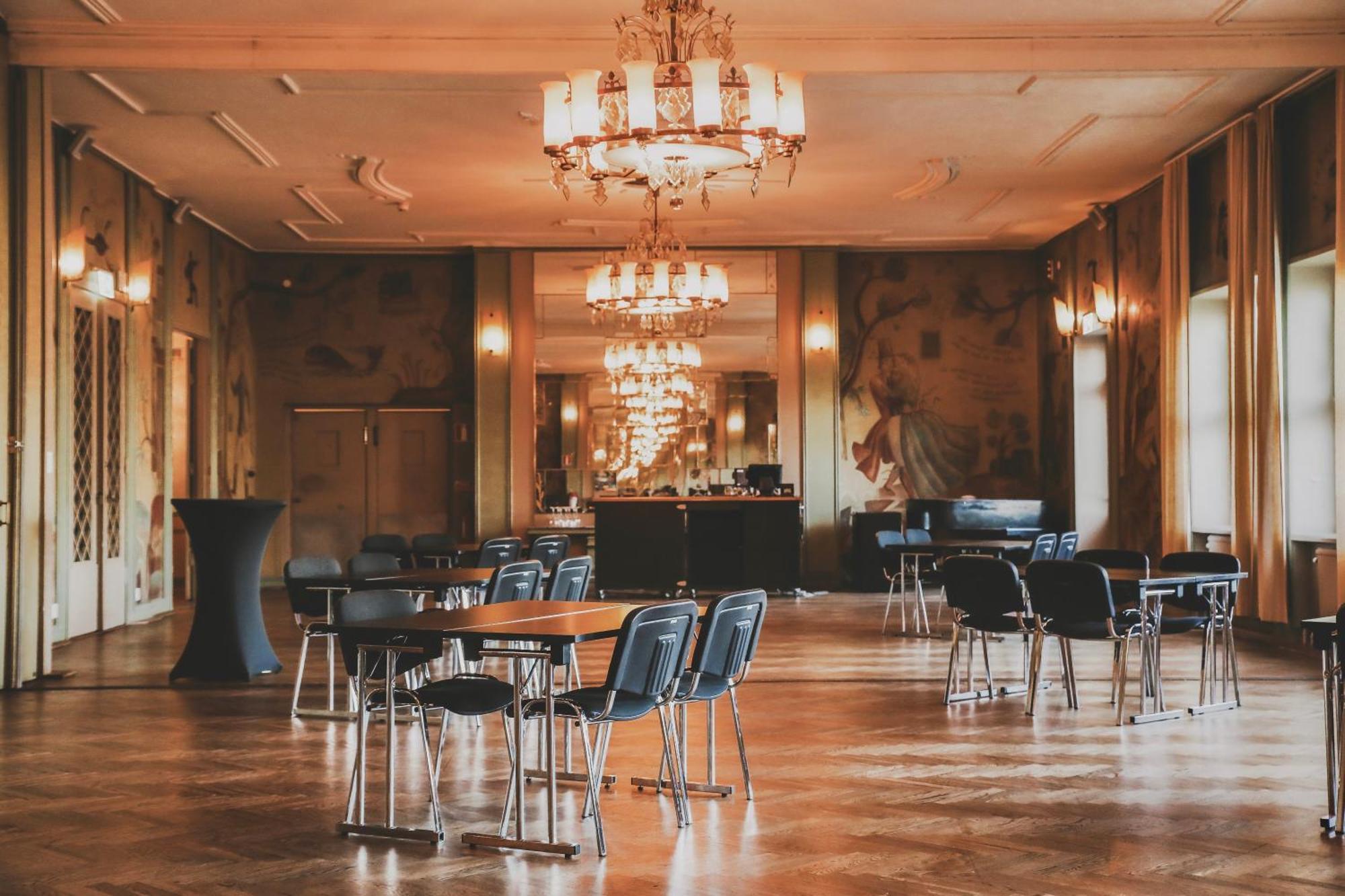 เฟิร์สต์ โฮเทล แกรนด์ ฟาลุน Hotel ฟาลัน ภายนอก รูปภาพ
